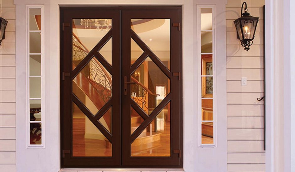 Пластиковая входная дверь в дом Рехау