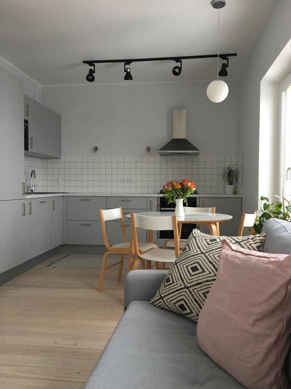 Белая кухня серый диван