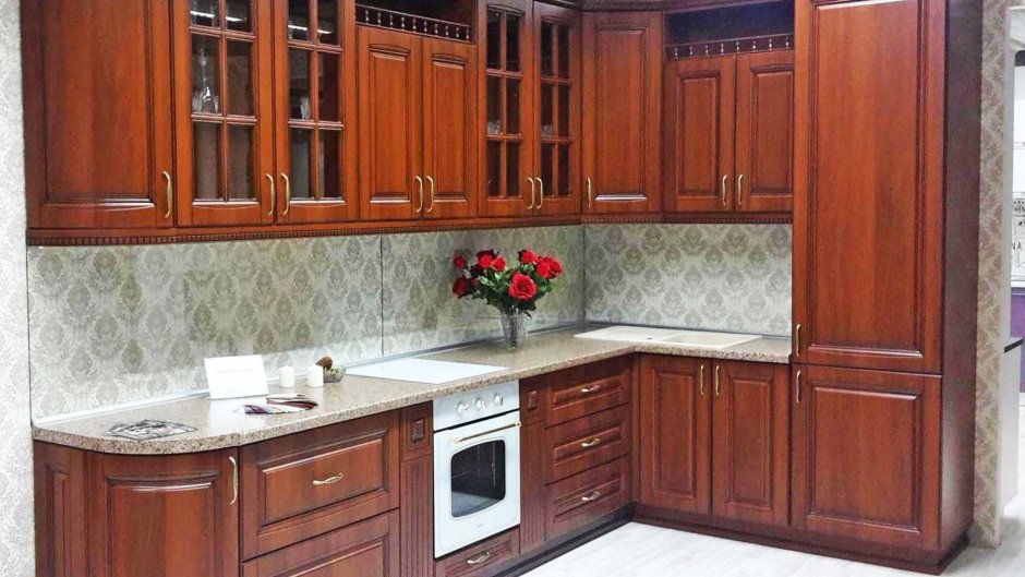 Кухни итальянский орех патиной на фасаде