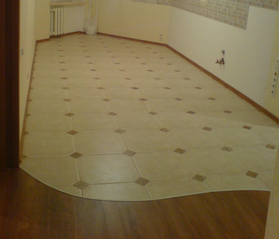 Переход с плитки на линолеум в прихожей