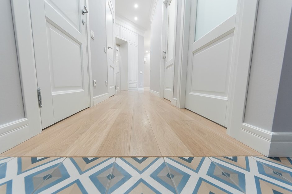 Стык линолеума и плитки