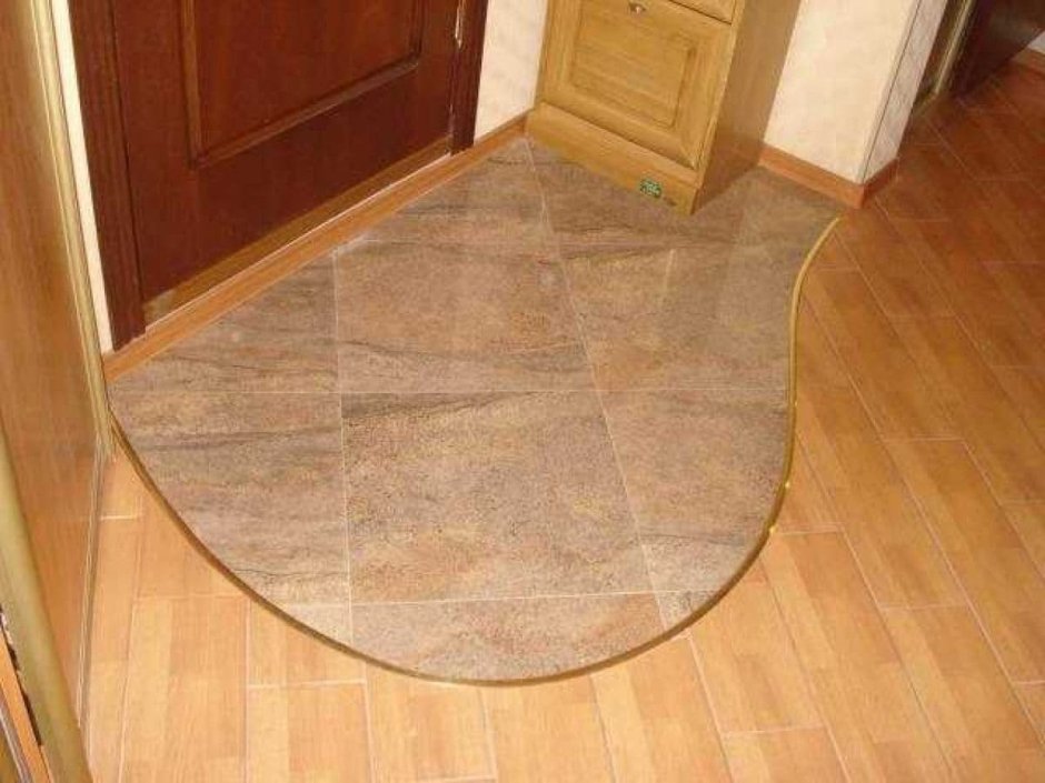 Комбинированный пол в коридоре