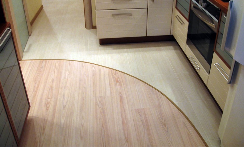 Плитка и паркет в прихожей