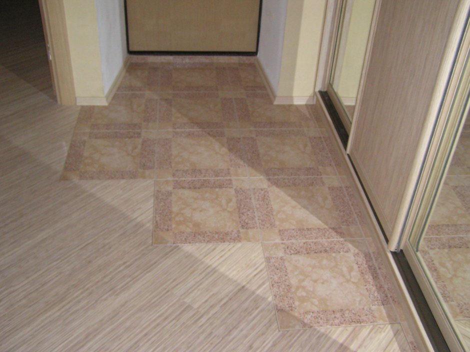 Стык разных плиток на полу