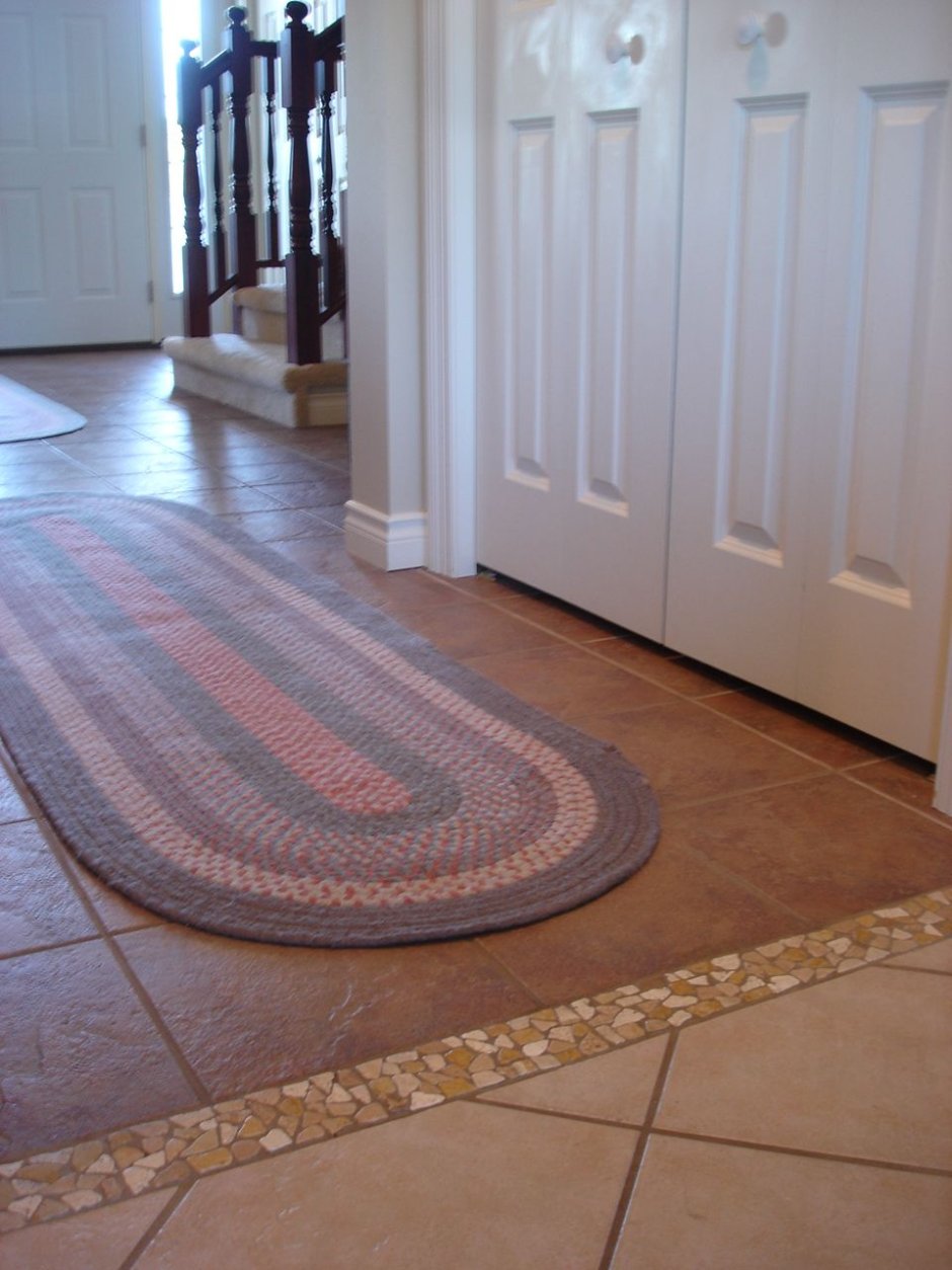 Плитка и ламинат в прихожей