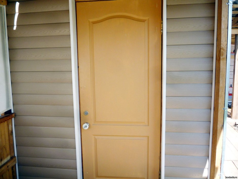 Дверь обшитая сайдингом