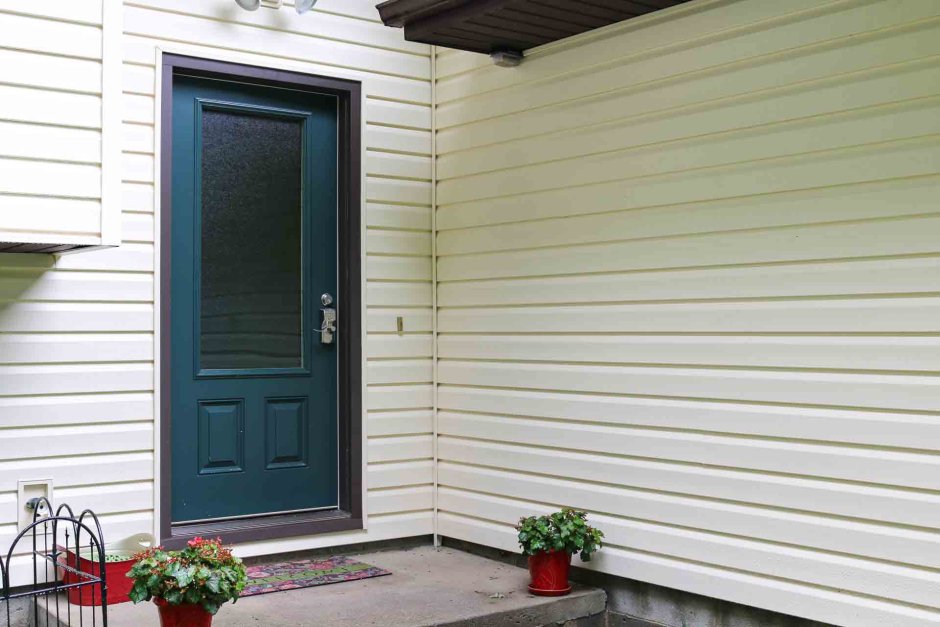 Входная дверь и сайдинг