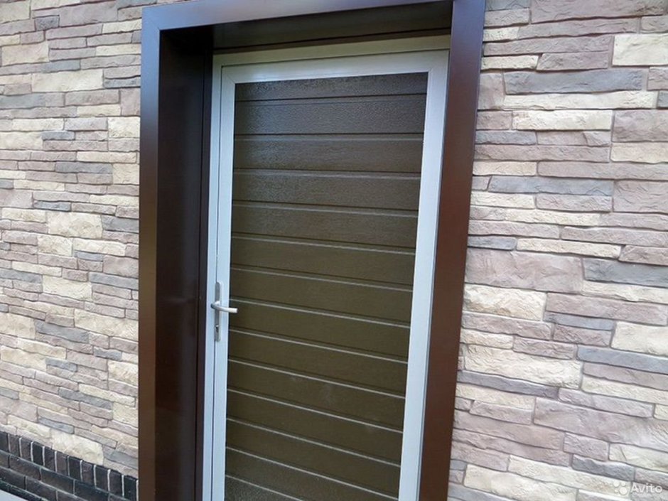 Отделка входной двери сайдингом