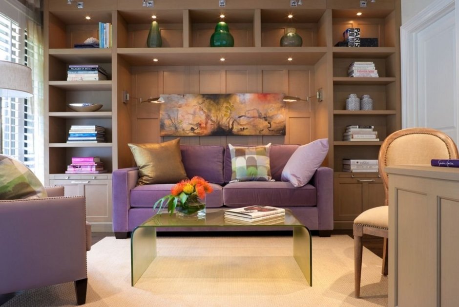 Стеллаж за диваном