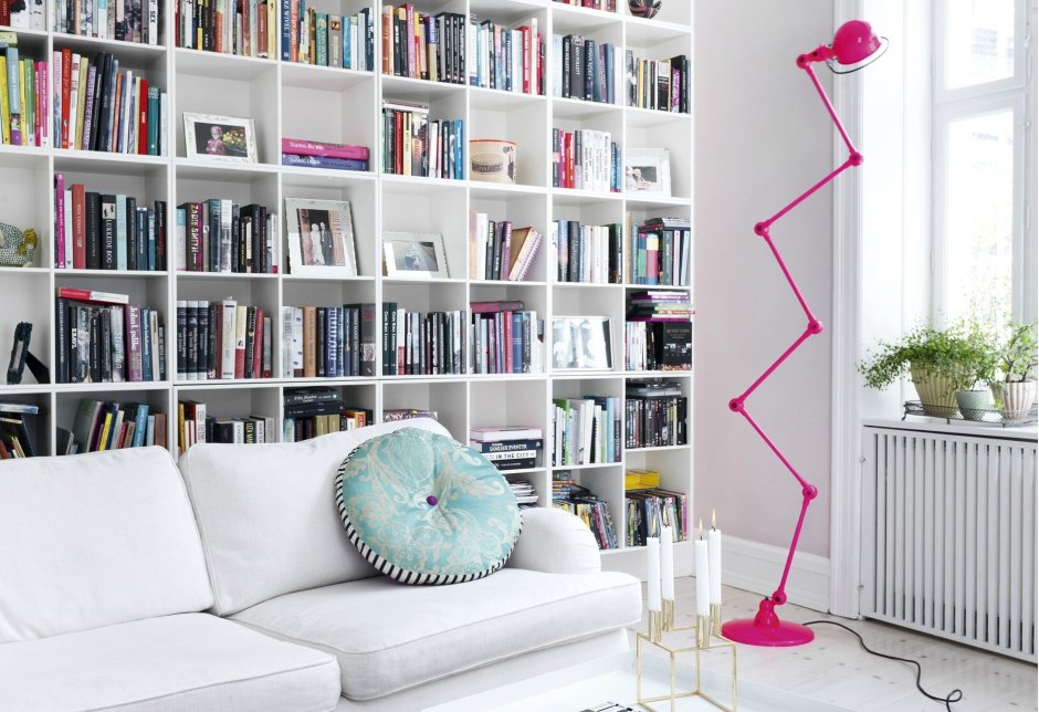 Книжная полка на всю стену