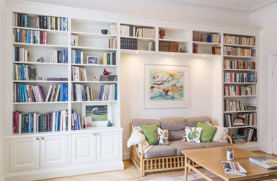 Книжный стеллаж в гостиной