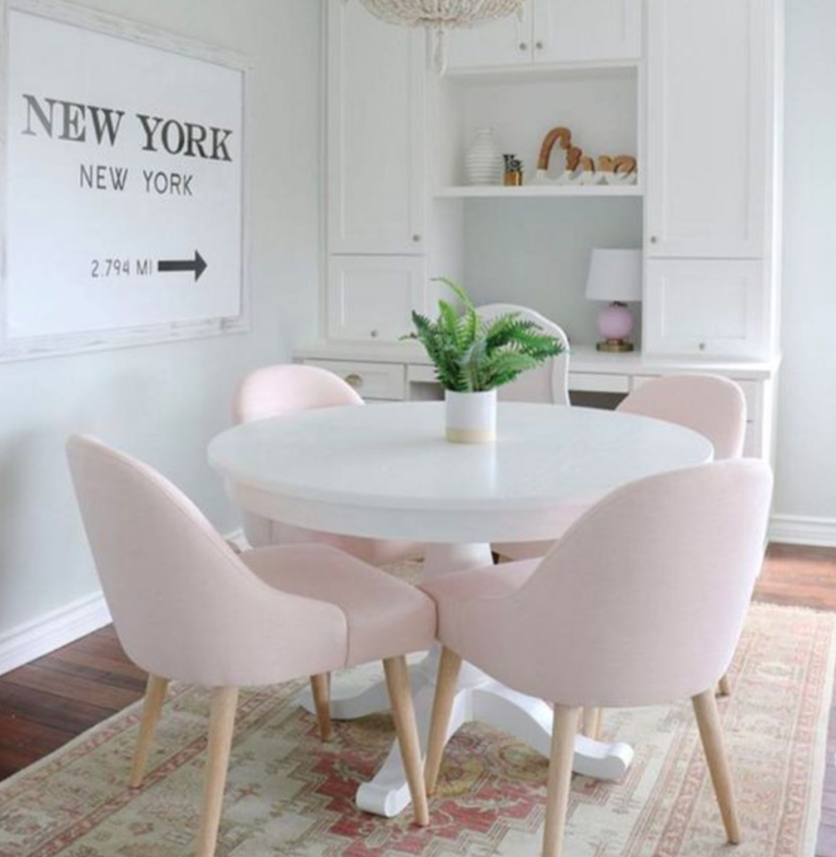 Круглый стол и мягкие стулья