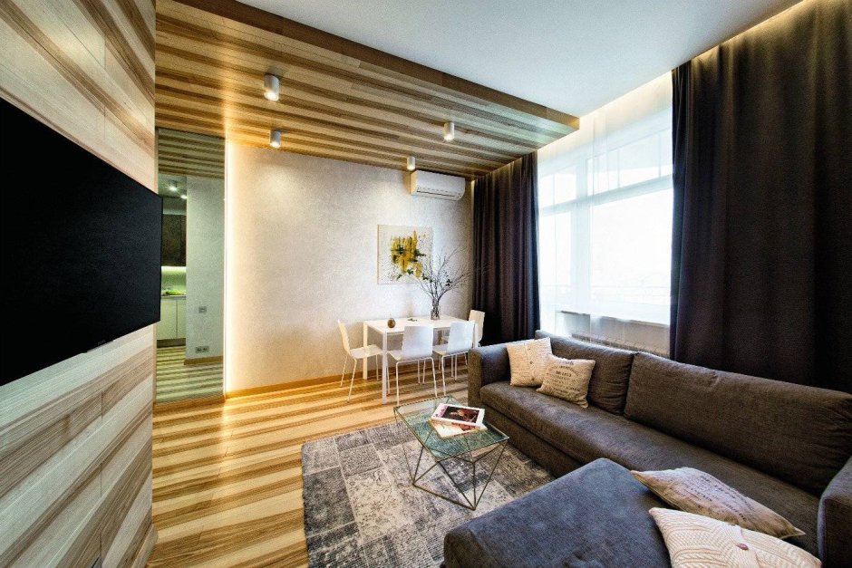 Отделка потолка деревом