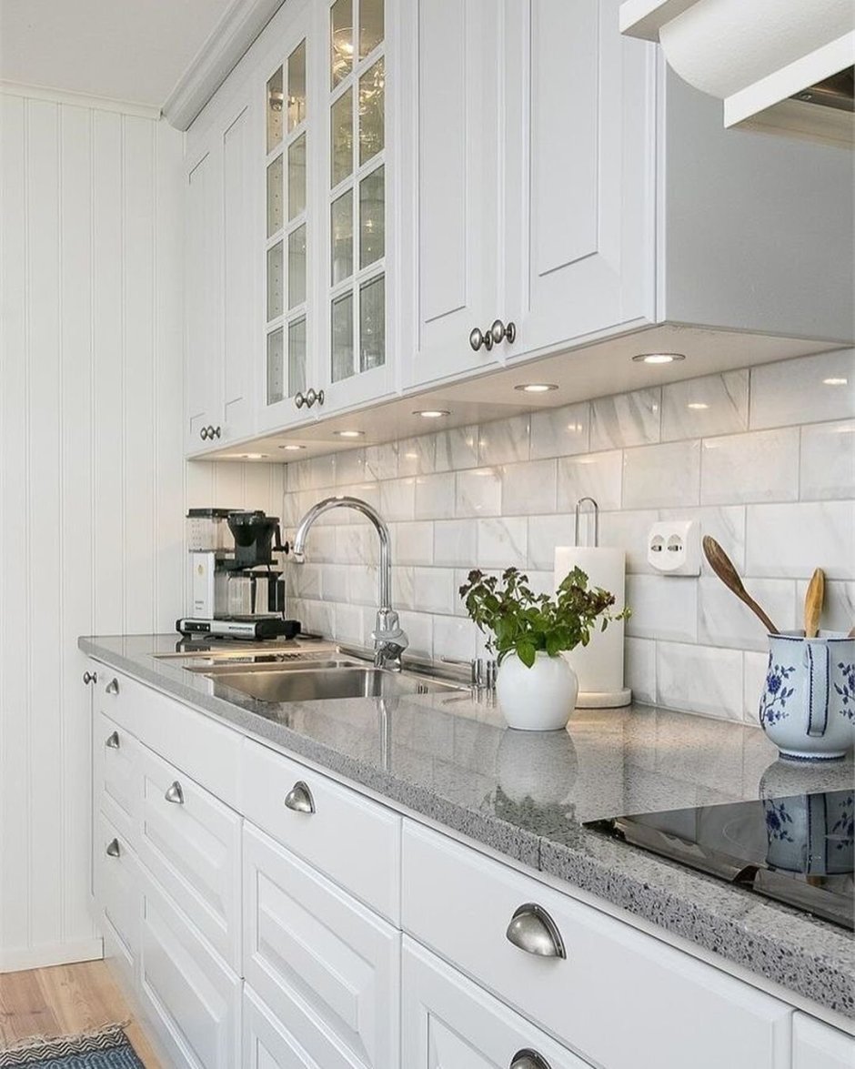 Белая кухня с деревянной столешницей цветные стены