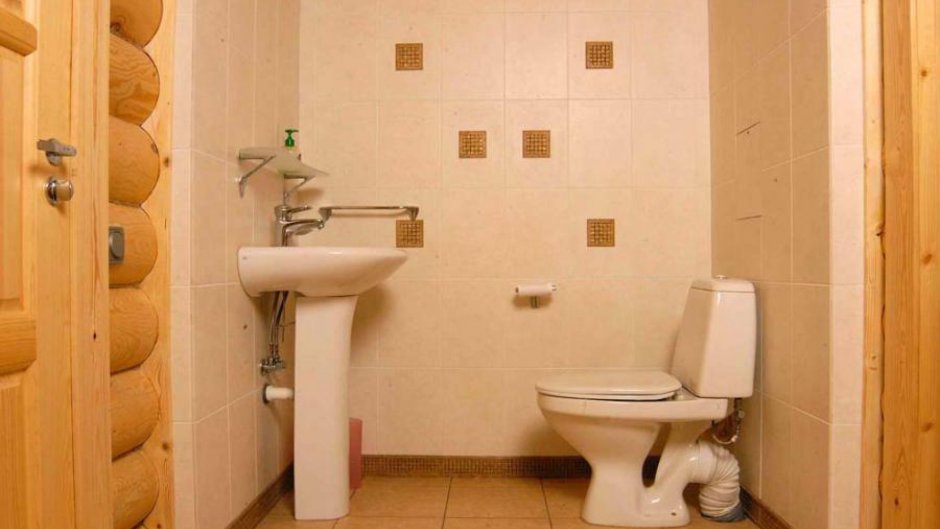 Отделка туалета в доме на даче