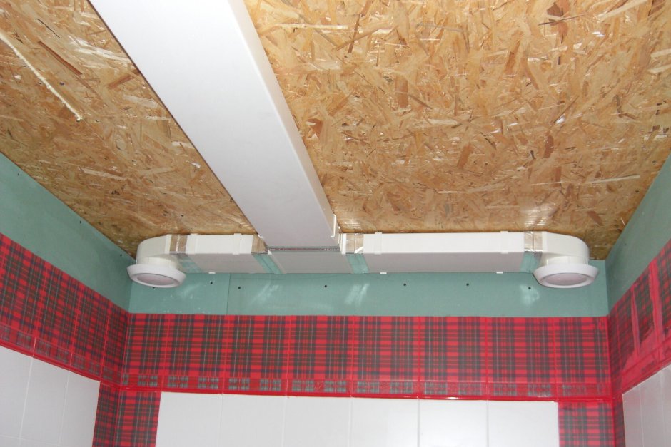 Вентиляция в потолке в ванной