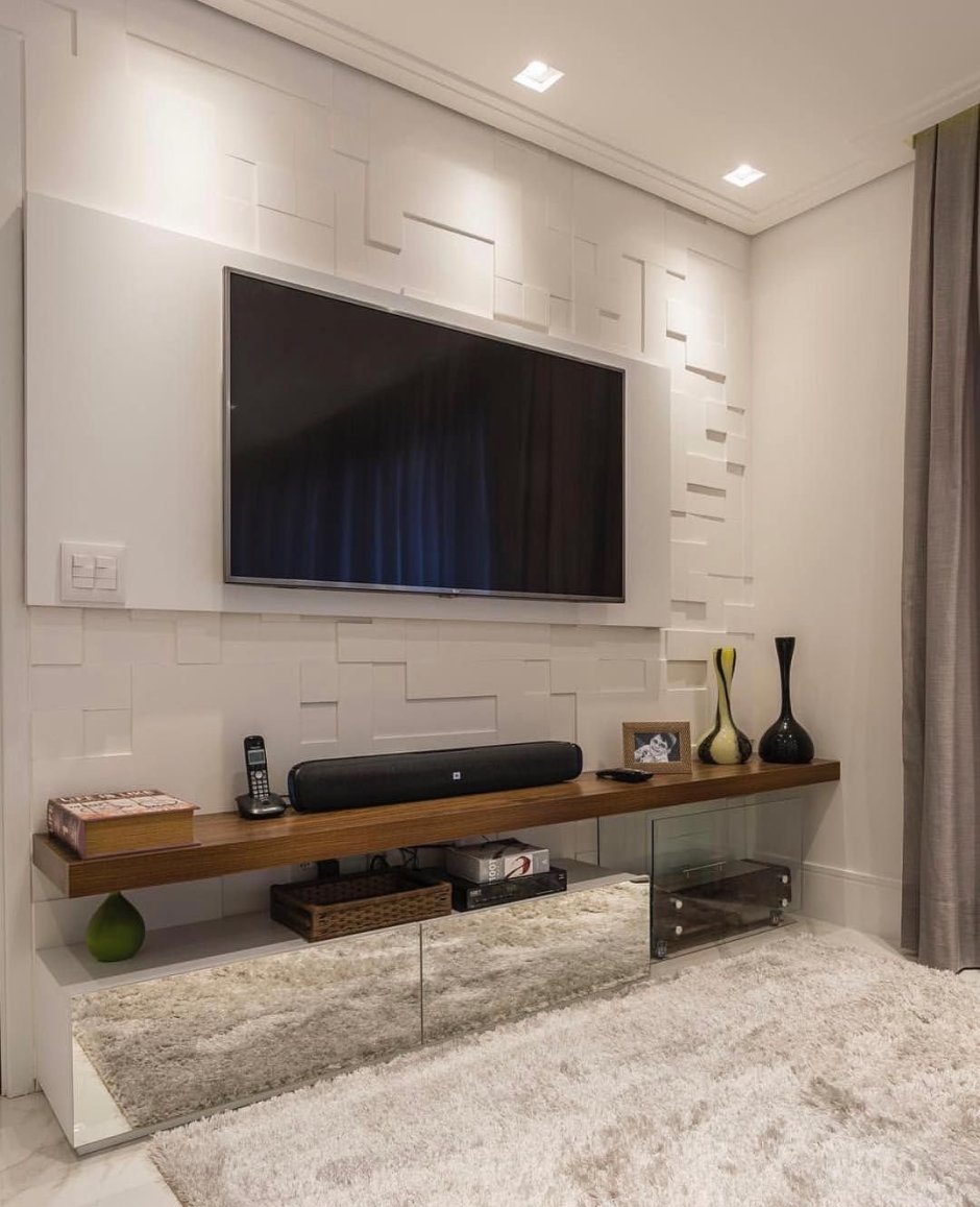 Гостиная с телевизором на стене