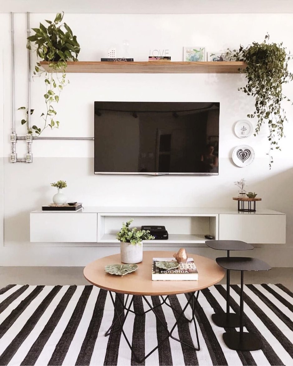 Декор вокруг телевизора на стене