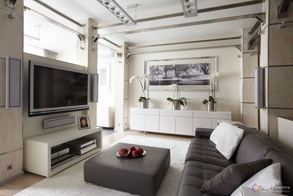 Телевизор на стене в гостиной в хрущевке