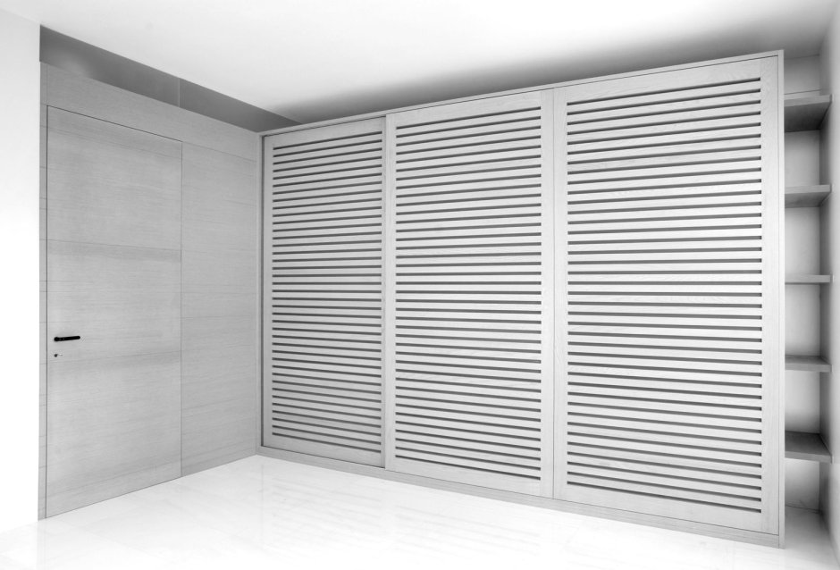 Шкаф купе с жалюзийными дверцами
