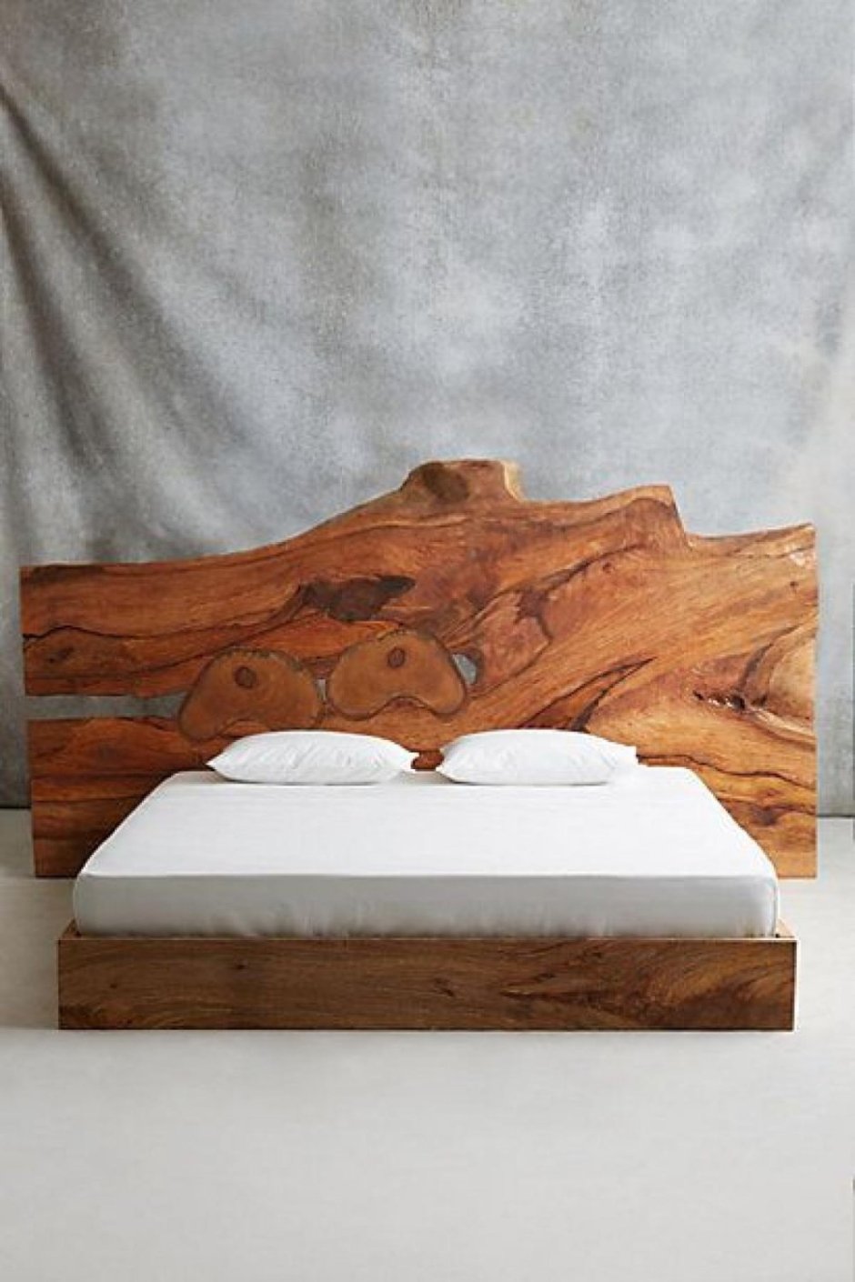 Кровать с изголовьем из цельного дерева