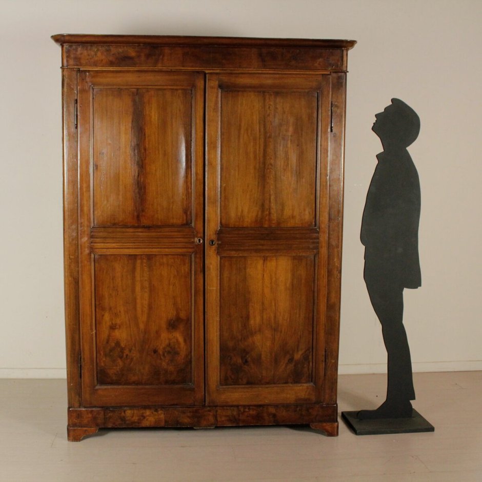 Книжный шкаф