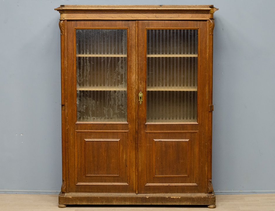 Старинный шкаф для одежды