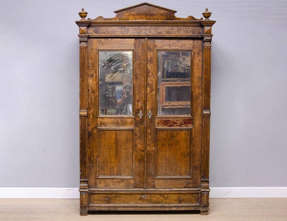 Старинный шкаф