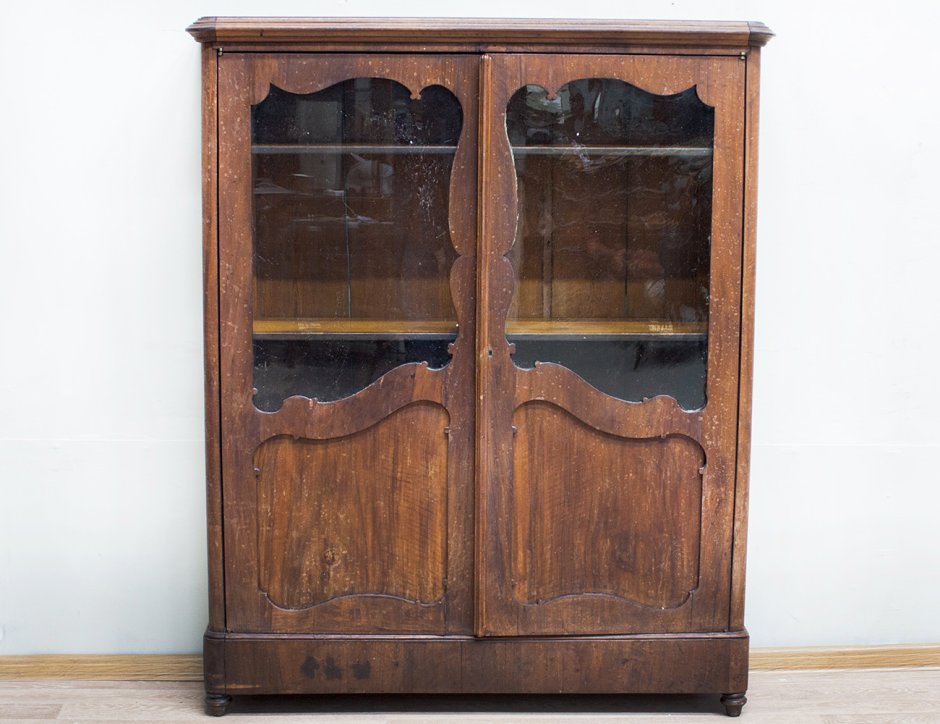 Старинный шкаф в интерьере в прихожей