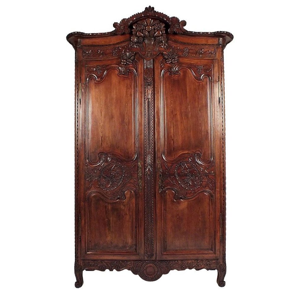 Старинный деревянный шкаф