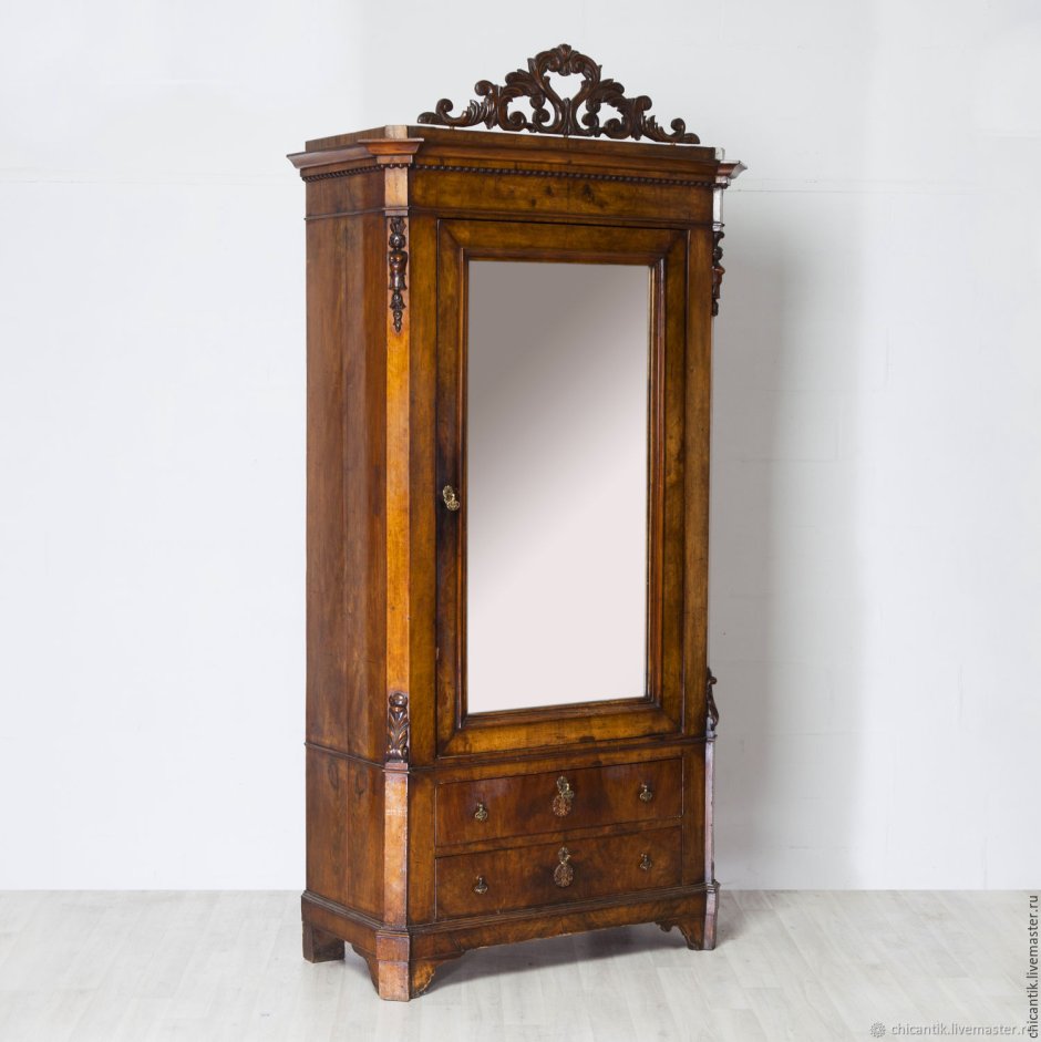 Старинный шкаф