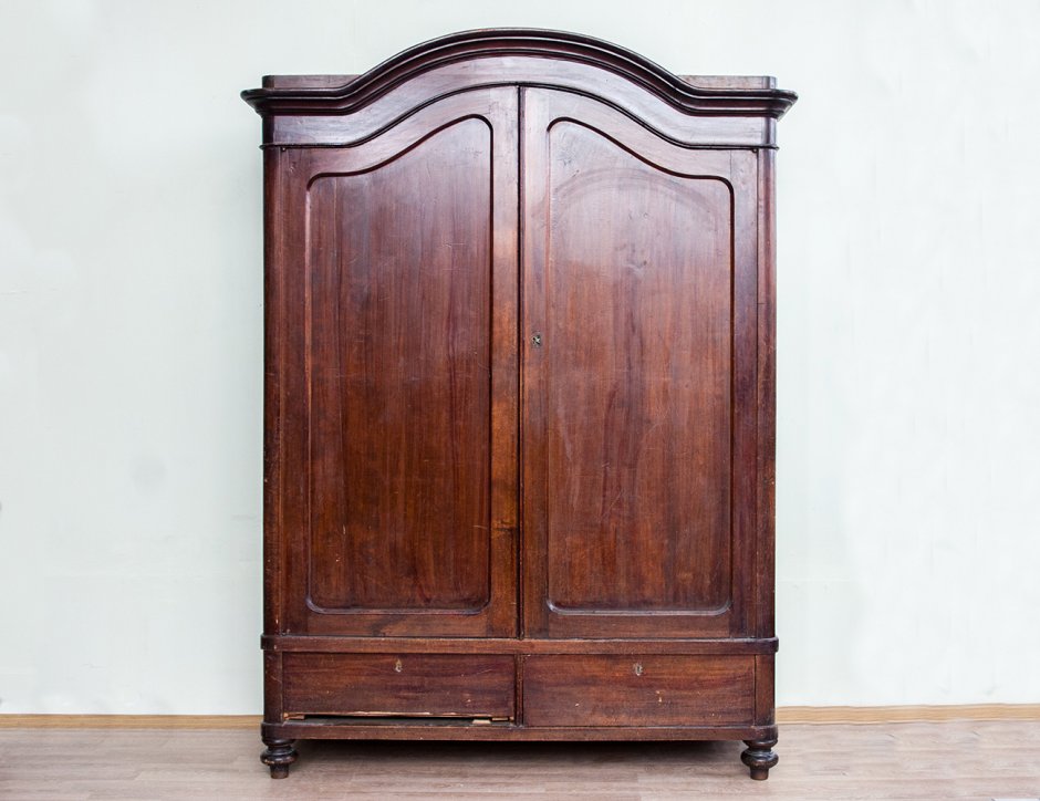 Красивый старинный шкаф