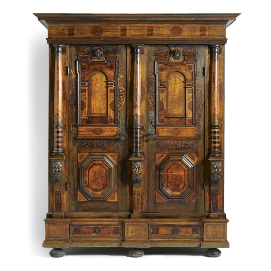 Старинный шкаф монашка