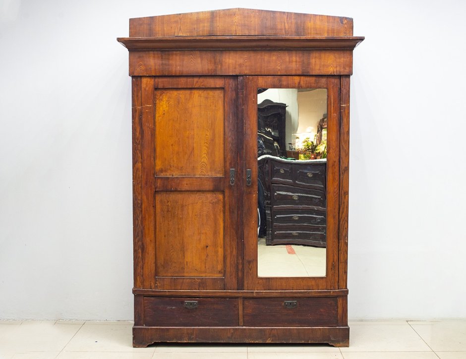 Платяной шкаф старинный 19 век