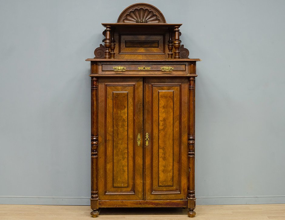 Шкаф резной деревянный