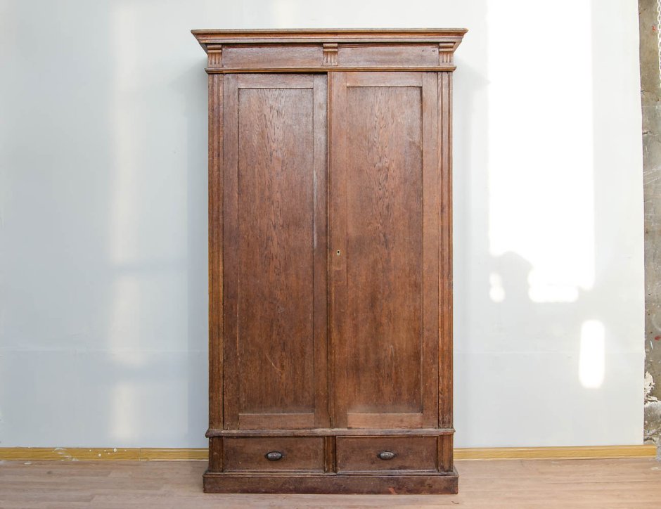 Старый шкаф
