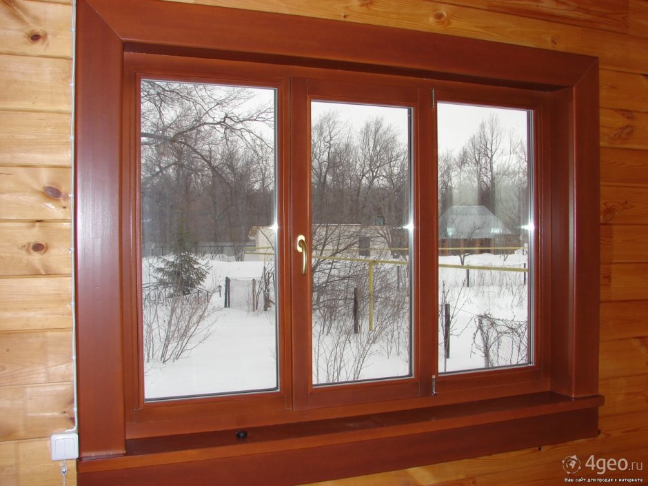 Трехстворчатое окно в деревянном доме