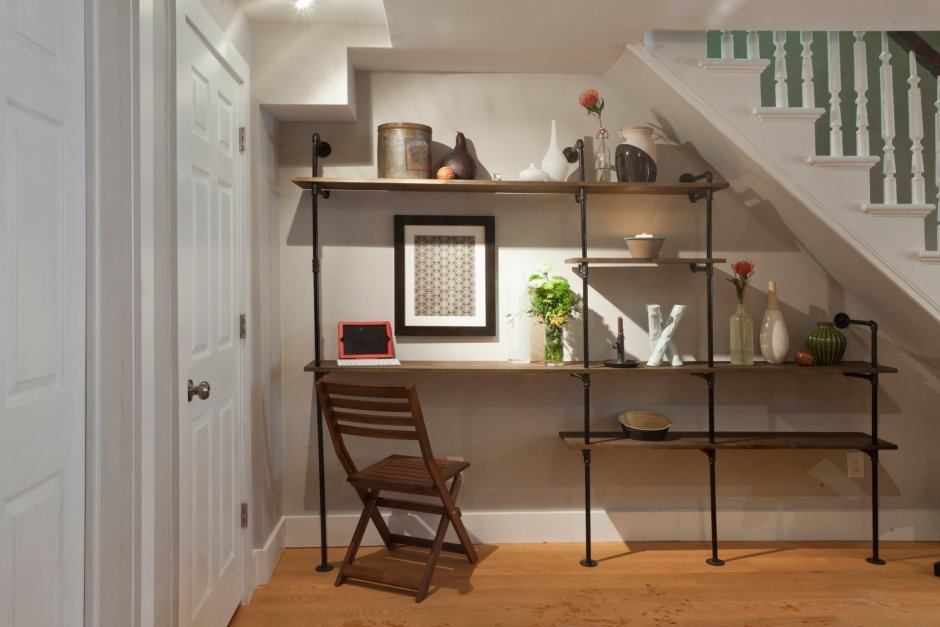 Стеллажи кухни под лестницей