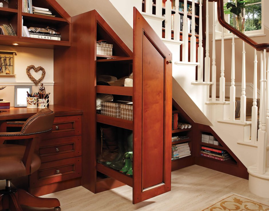 Стеллаж под лестницей