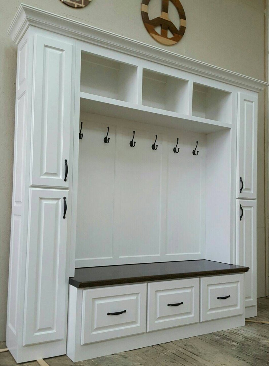 Прихожая с навесными шкафами