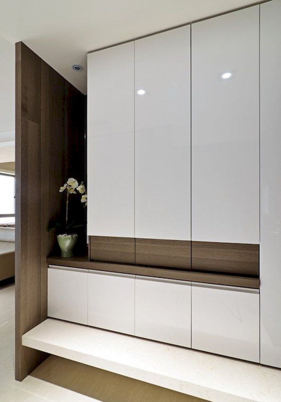 Шкаф в прихожую без ручек