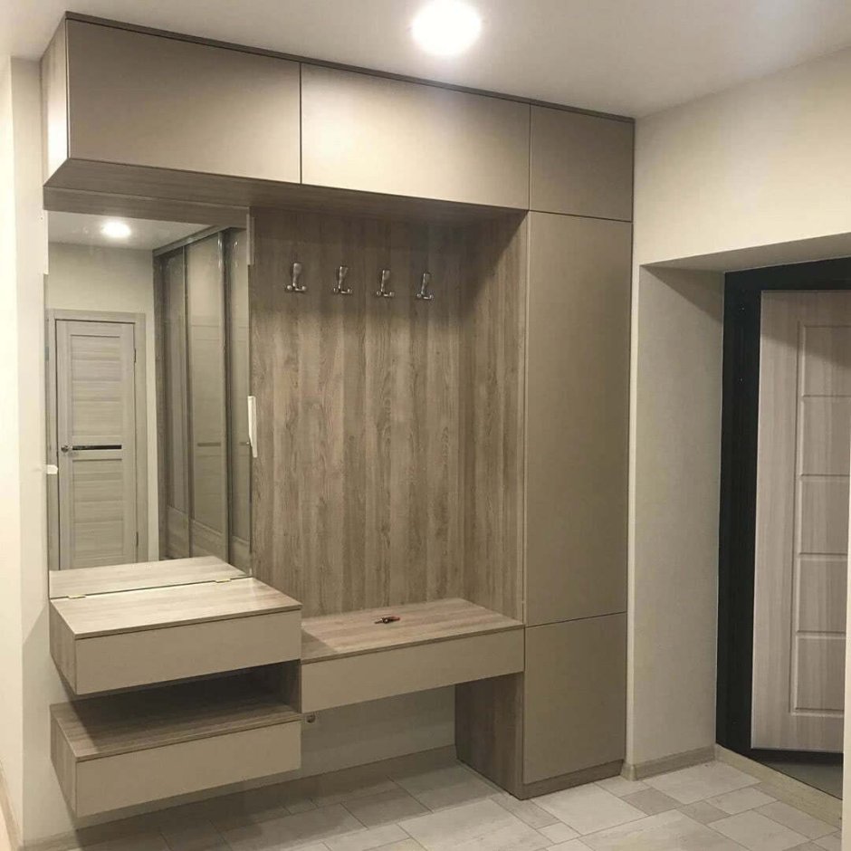 Прихожая с антресолью