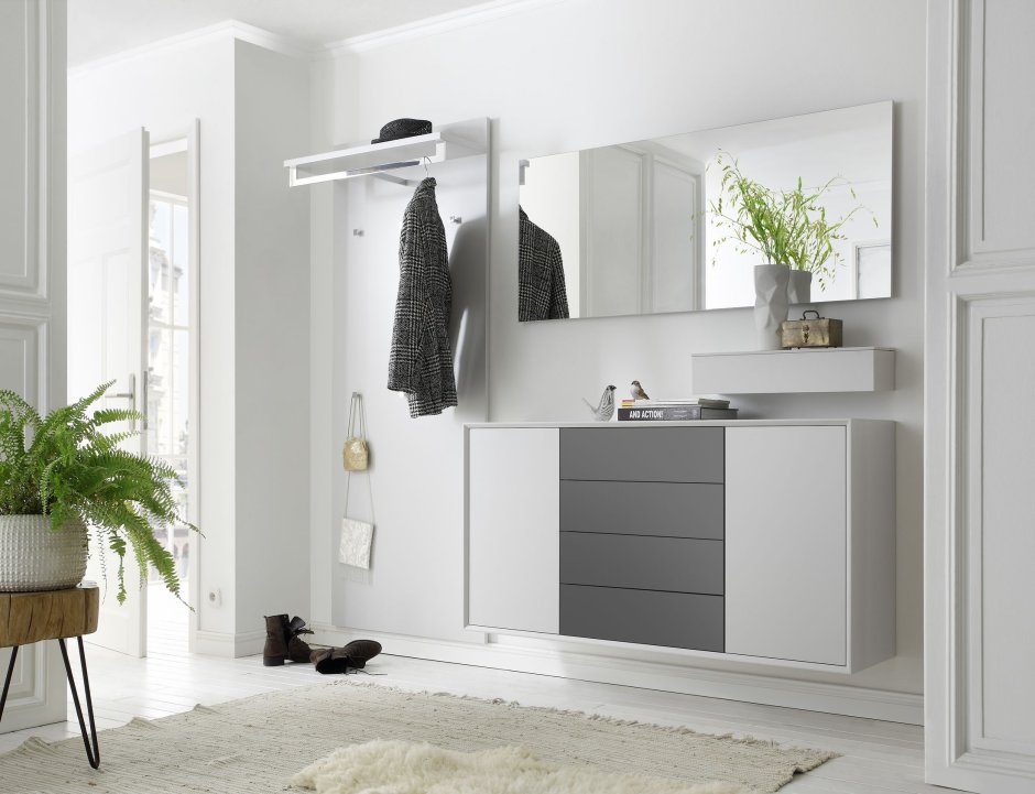 Прихожая с навесными шкафами