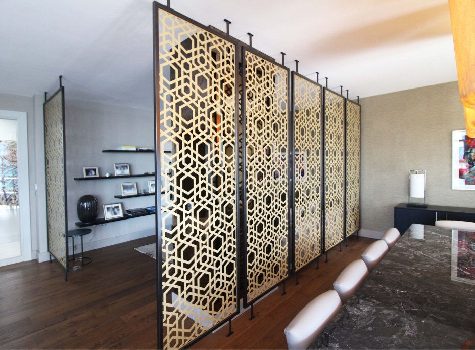 Перегородка для зонирования комнаты из металла