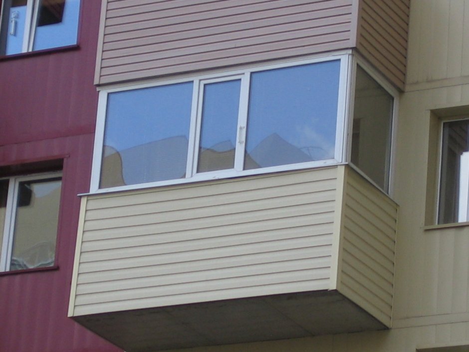 Отделка балкона сайдингом