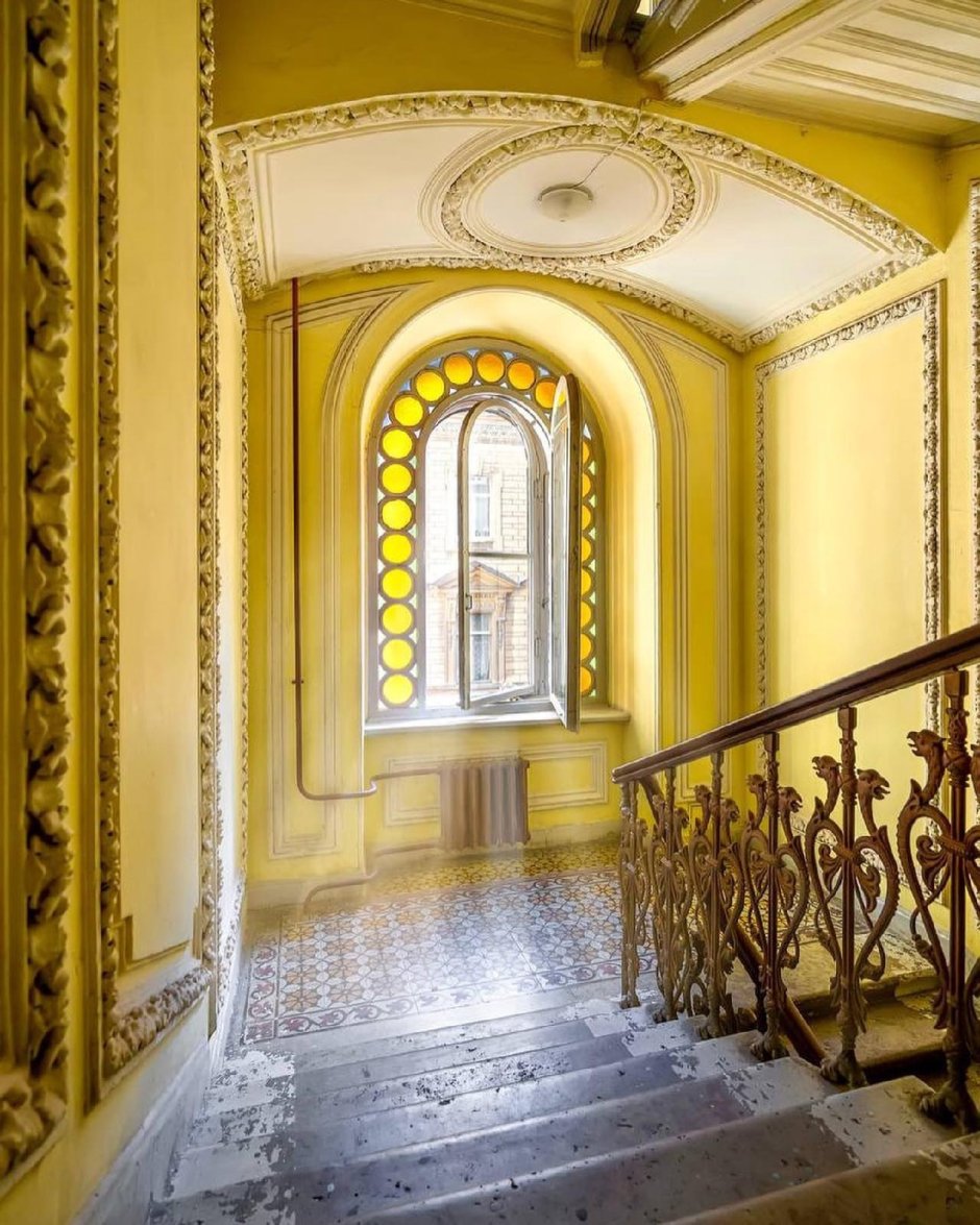 Желтая парадная Санкт-Петербург