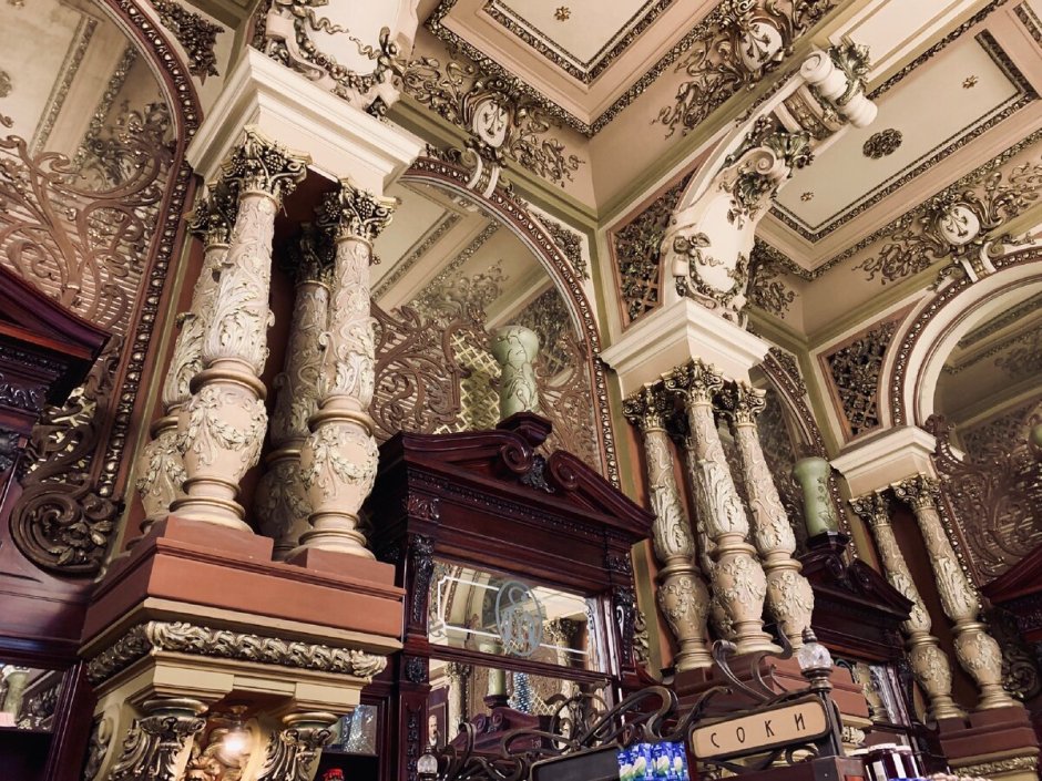 Елисеевский гастроном в Санкт-Петербурге