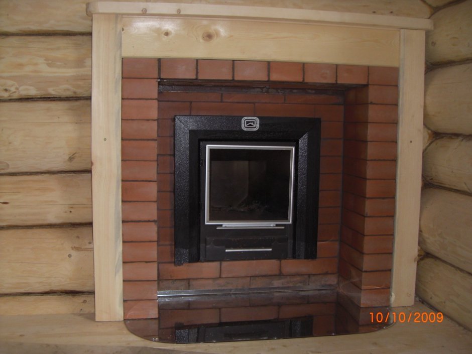 Кирпичная банная печь с топкой из предбанника