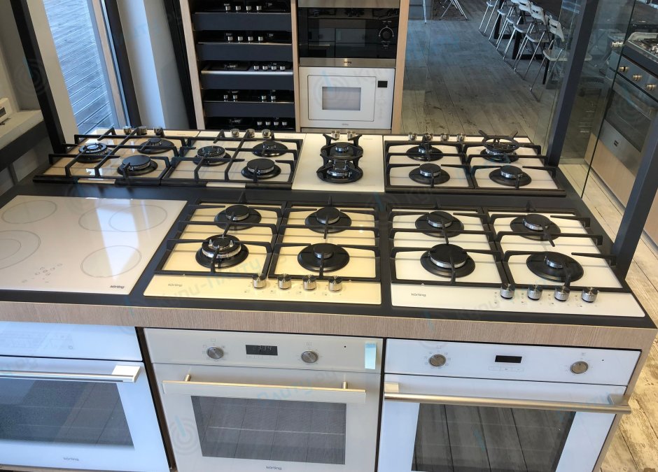 Угловая мойка рядом с плитой