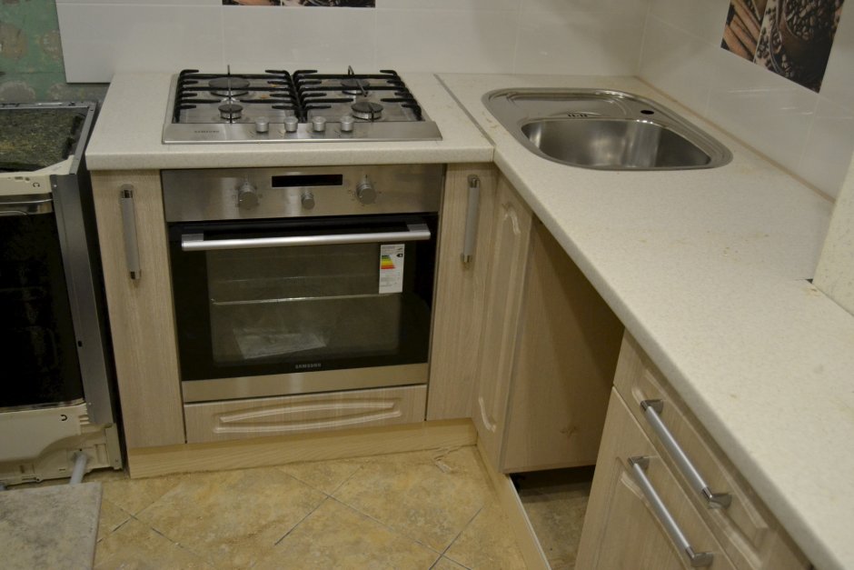 Встроенный духовой шкаф на кухне